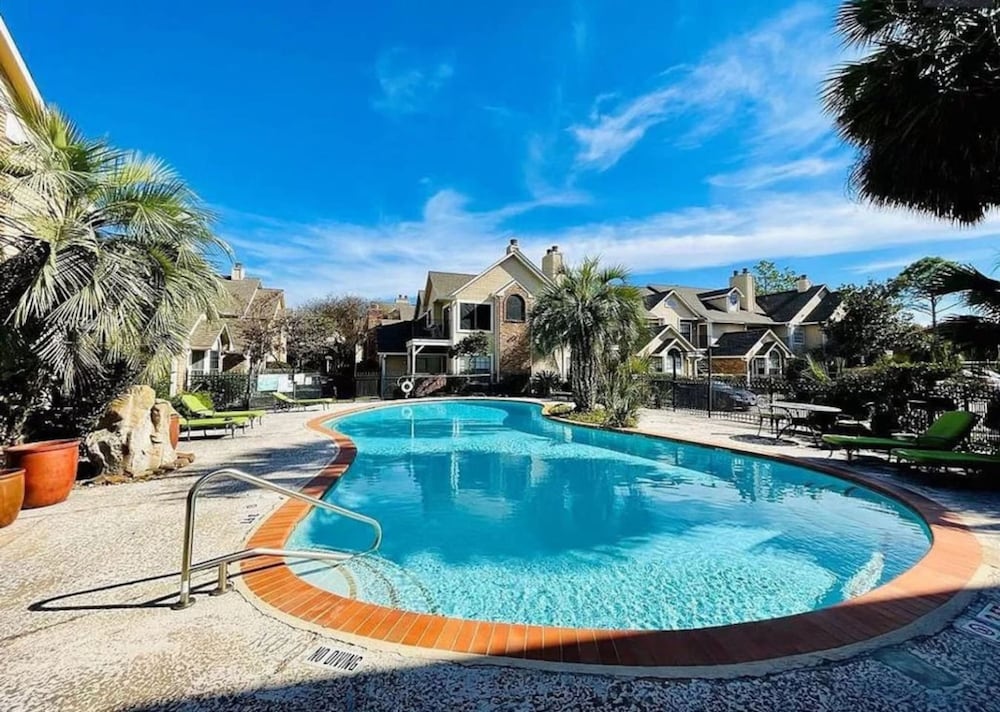 Upscale 1BR Condo in Med Center