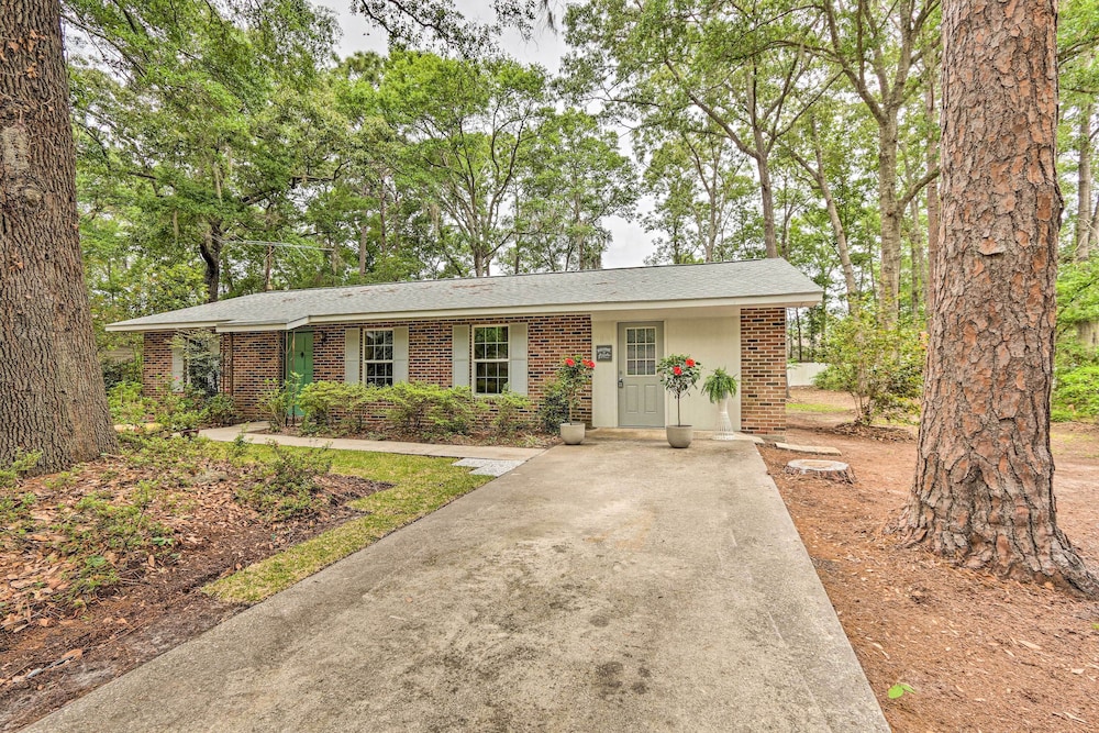 Cozy Studio With Yard, 6 Miles to Dwtn Beaufort! view 4