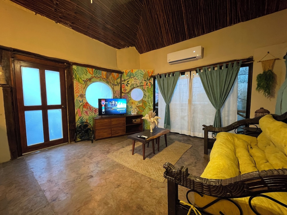 Treehouse Loft in Prime Location