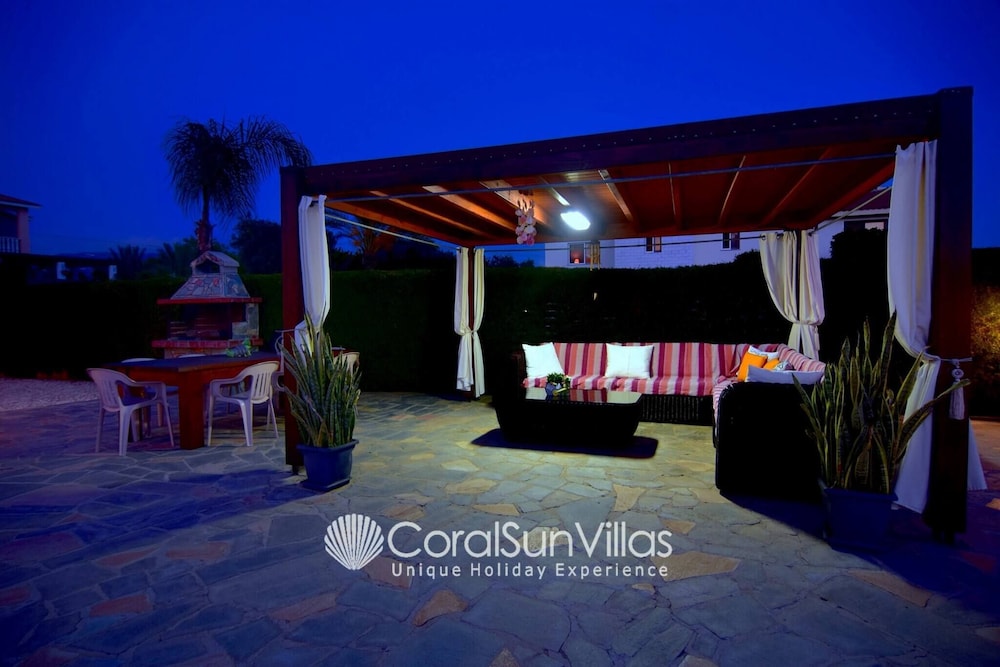 Family Villa Short Walk To Coral Bay Strip 5 Min and Pub, Shops etc