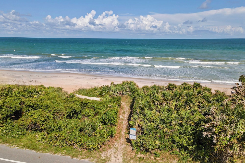 Walk to Beach, Hot Tub, Fire Pit, Arcade Games Cottagecore Coast by Avantstay