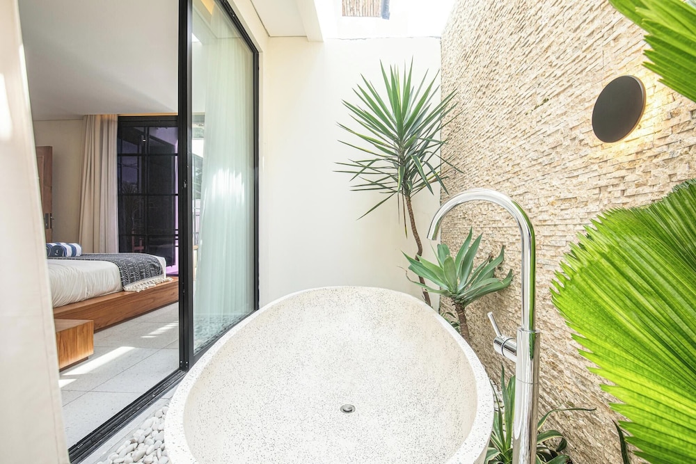 Chic 4-br Villa in Central Seminyak, Beach 5 Mins