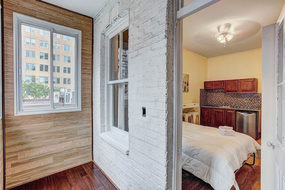 Destination Stays Montreal Downtown