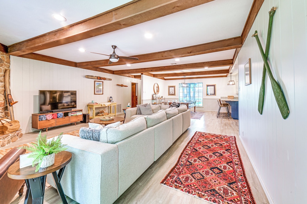 Home w/ Lake Texoma View, Game Room & Bar