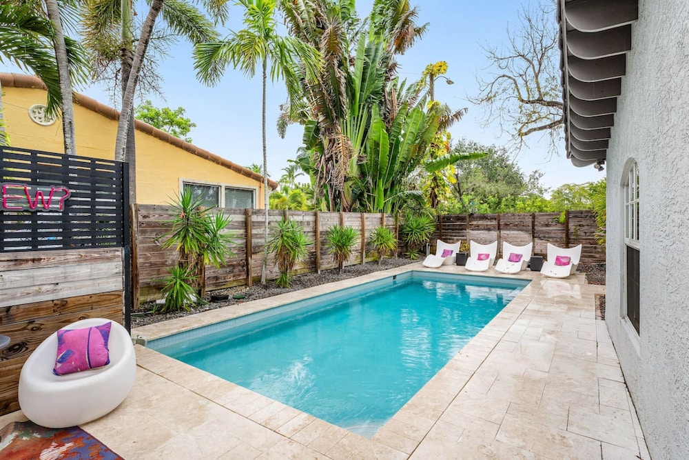 Luxe 5BR 4BA Heated Pool 10 Min to Beach BBQ