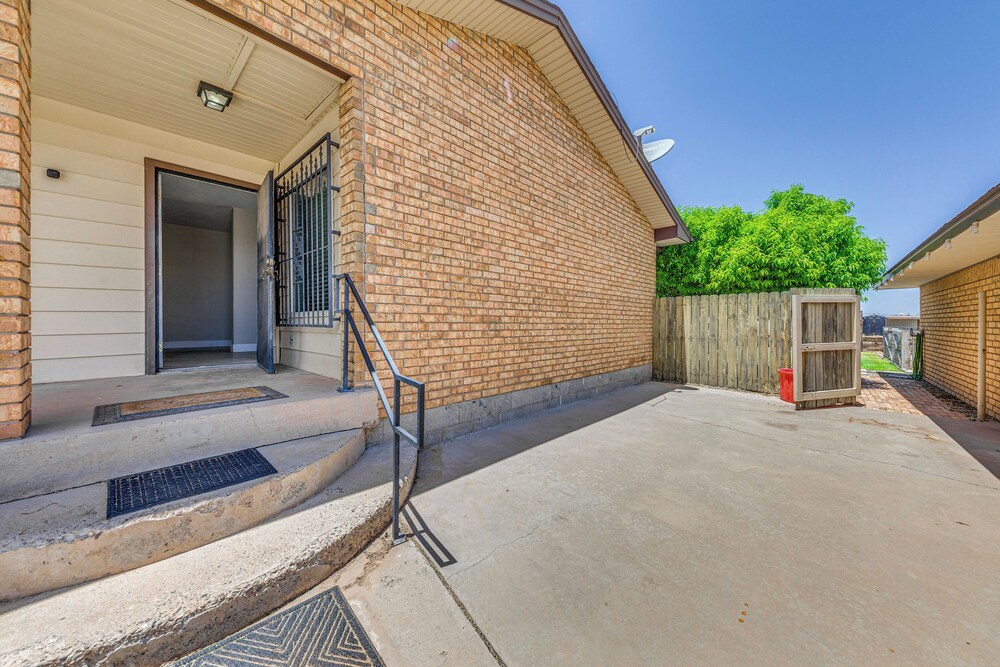4 Mi to Museums: Roswell Getaway w/ Game Room!