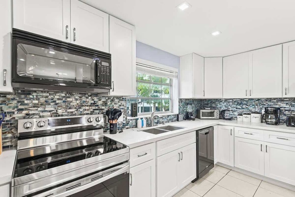 Colonial Manor Condos - Fort Lauderdale