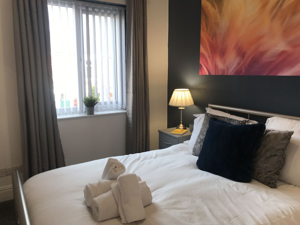 Stylish 3-bed Preston Home for Relaxing Comfy Stay view 2