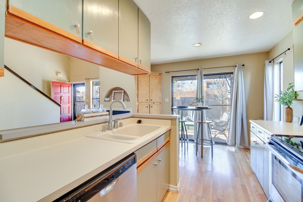 1 Mi to Unm: Convenient Albuquerque Townhome!