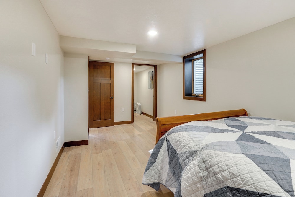 Sioux Falls Home Near Downtown: 2 Living Areas!