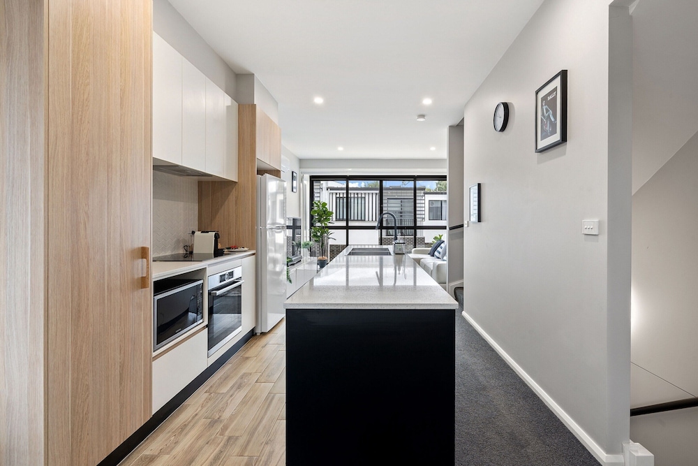 Modern 3-bedroom Townhouse in Quiet Greenway