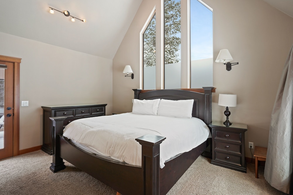 8 Mt Baker Home with Hot Tub by RedAwning view 4
