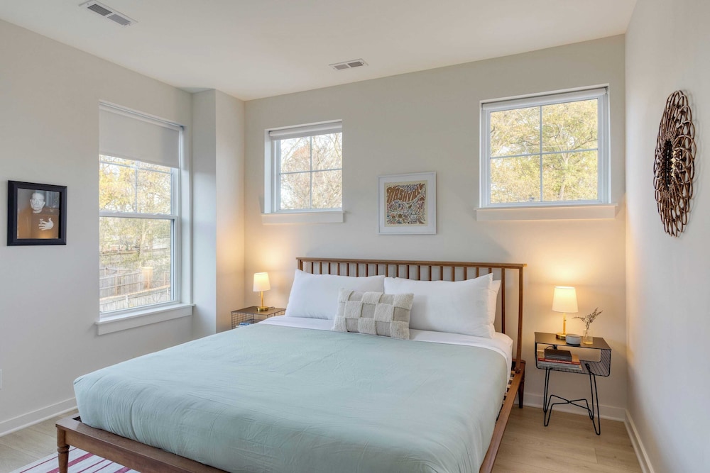 2 New Townhomes w/ Balcony, Mins to Broadway, Sleeps 16 98 Degrees & The Stage