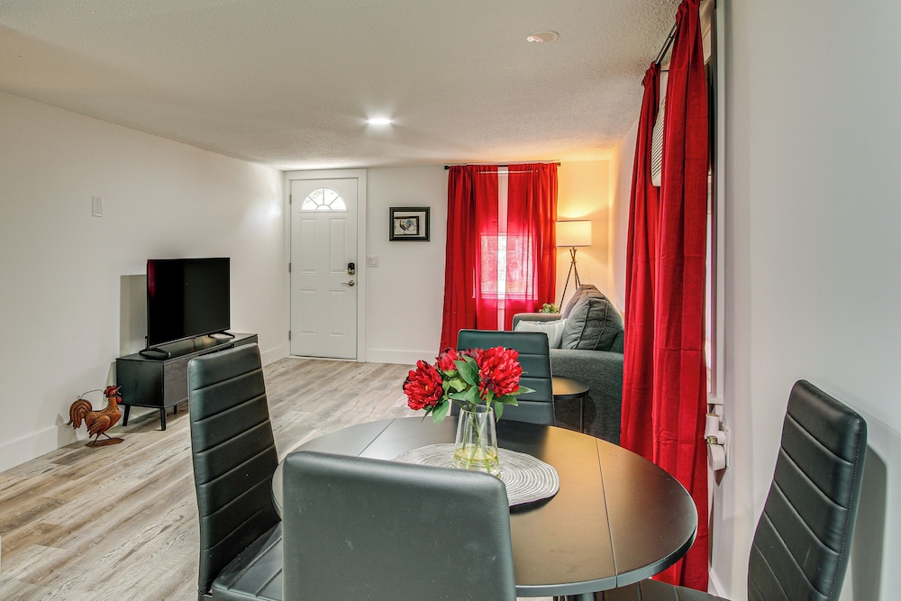 2 Mi to USC Campus: Peaceful Apartment w/ Yard