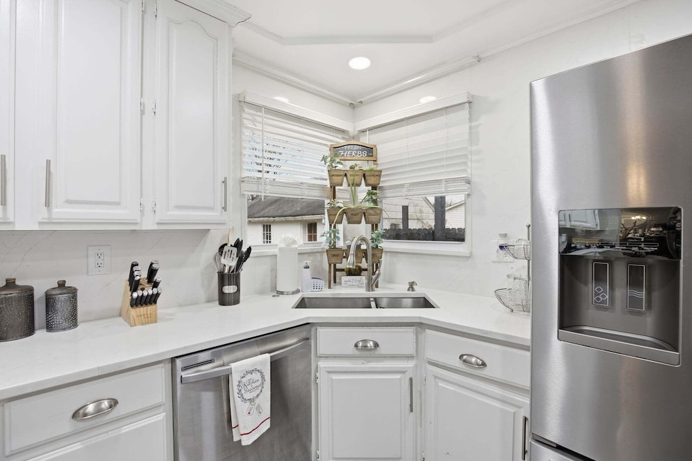 Stylish Hot Tub Retreat With Ping Pong 3 Bedroom Home