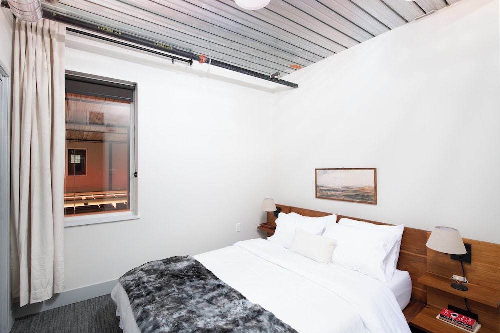 Brewery District Apartment Near Fiserv with Rooftop, Gym, and Parking