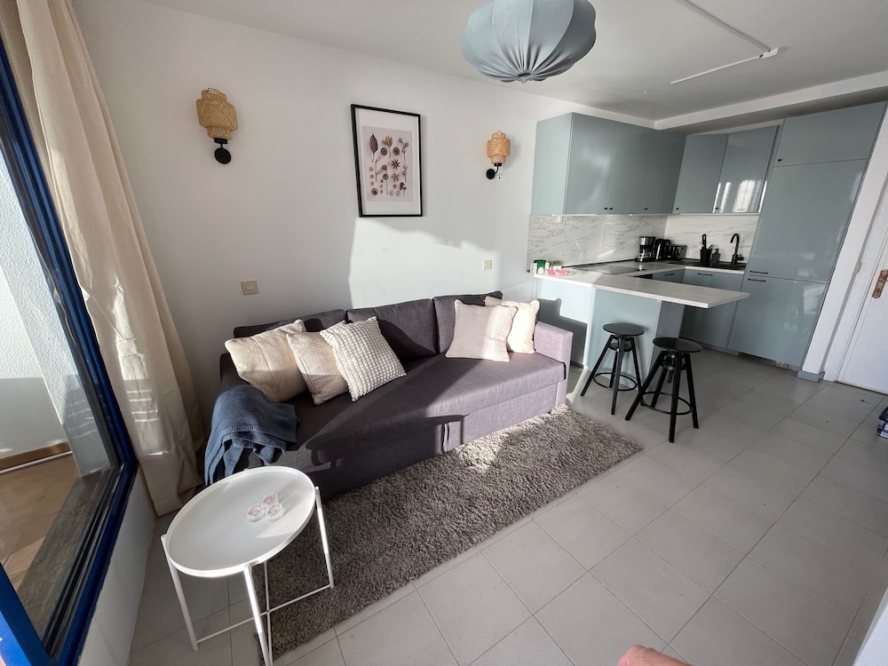 Sunny Seaview Modern apt - Pool and Beach Access