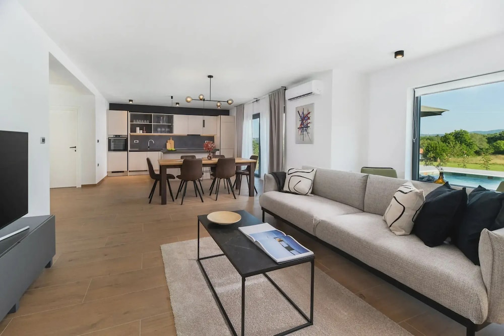 Photinia in Labin With 3 Bedrooms and 1 Bathrooms