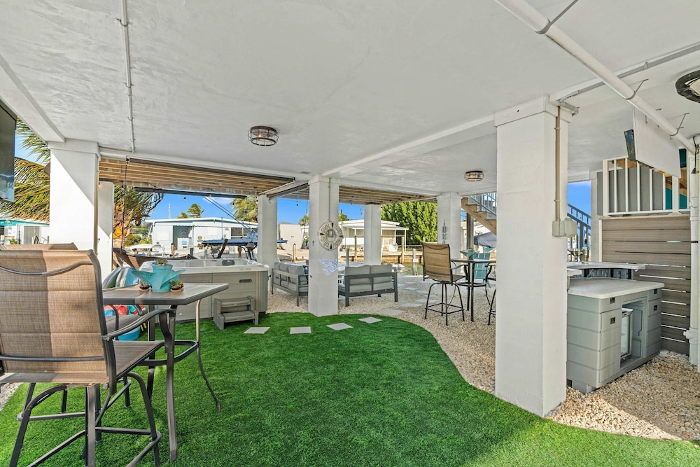 Mermaid Manor Waterfront Haven w Hot Tub Dock