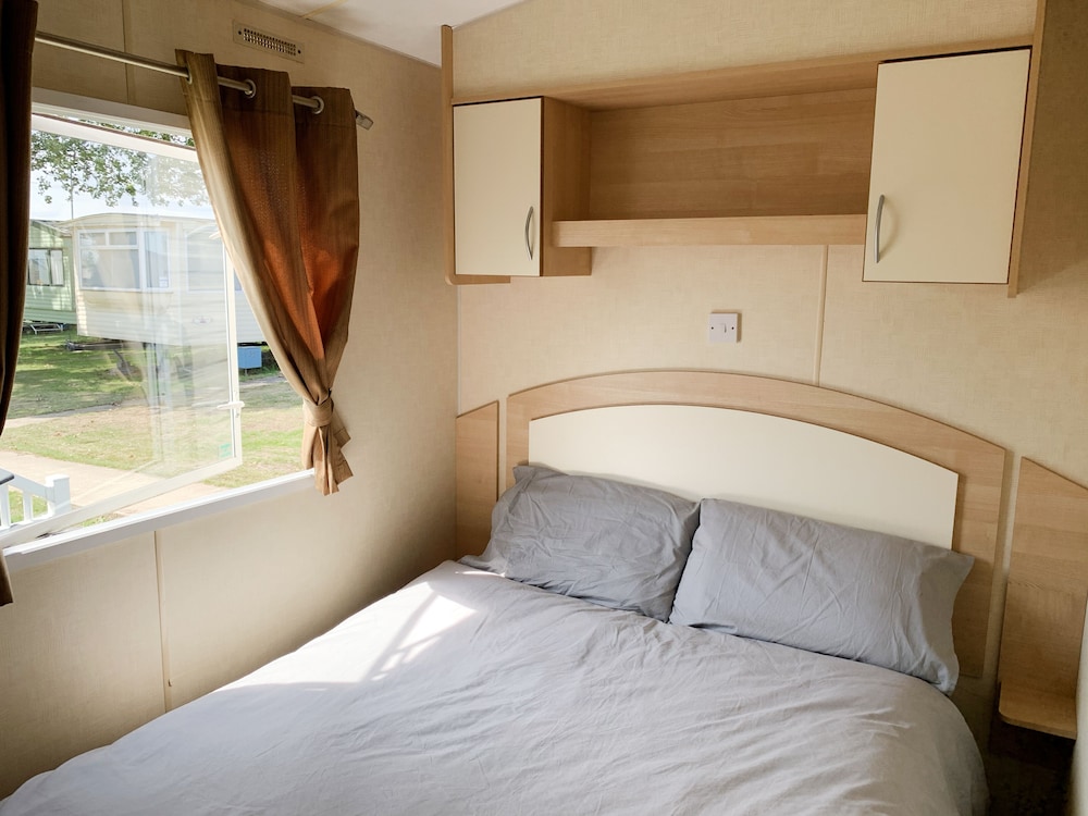 Beautiful 3-bedroom Caravan at Mersea Island view 2