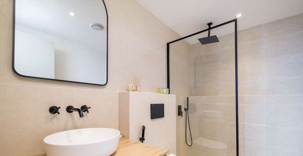 LUX The Modern Golf Skyline Suite