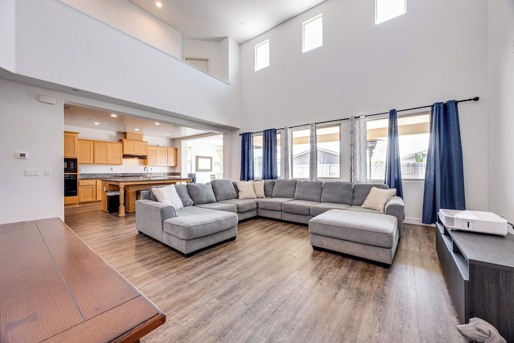 1 Mi to Golf! Spacious & Modern Home in Dinuba