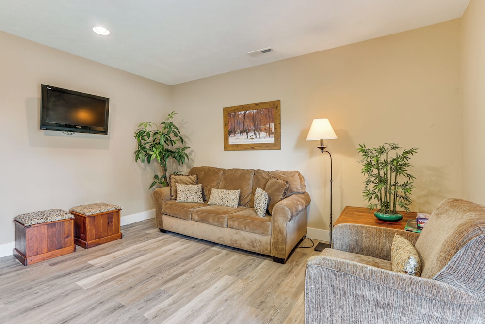 1 Mi to Wisp Resort: Hot Tub Haven in Mchenry!