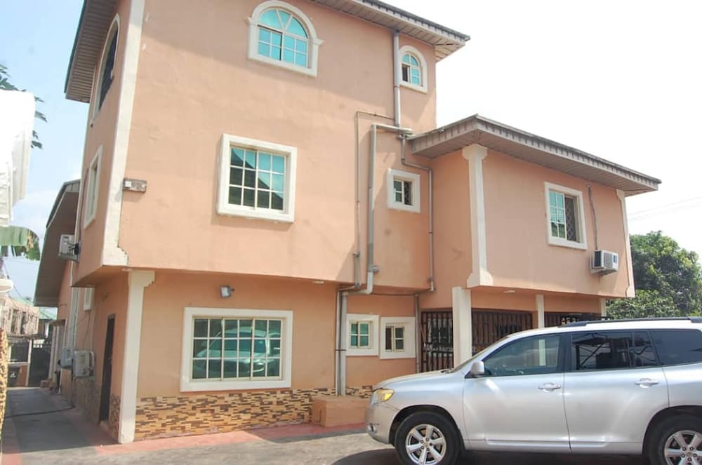 6 Bedroom Serviced Apartments In House in Benin