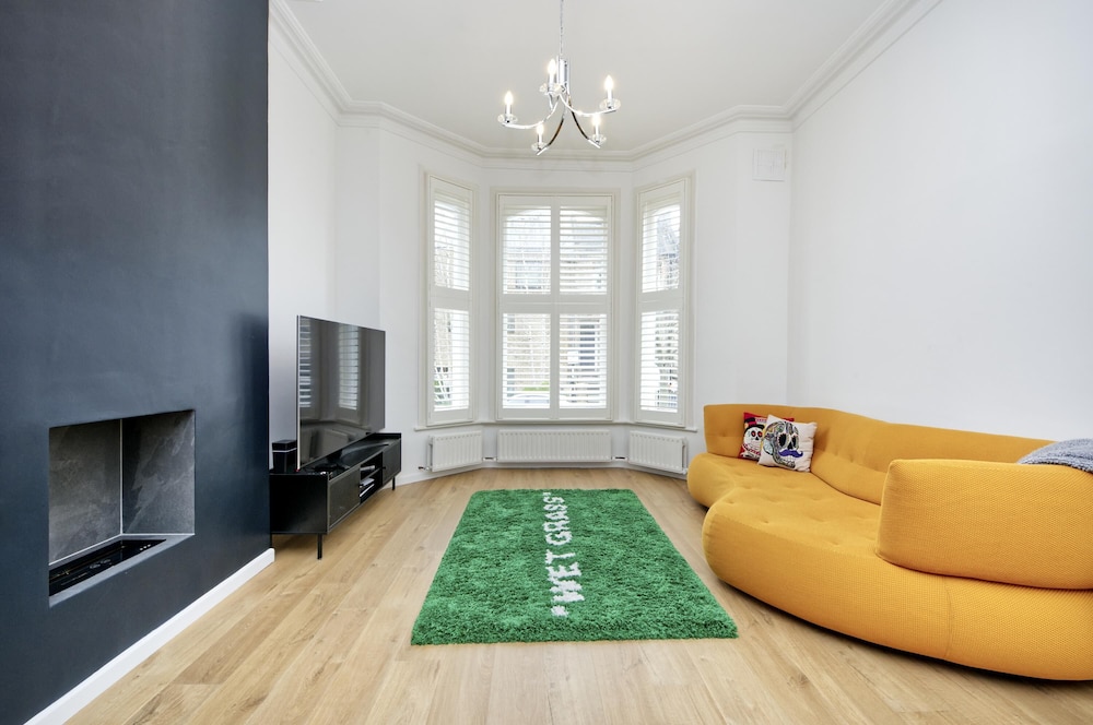 Beautiful Battersea Garden Flat by Underthedoormat