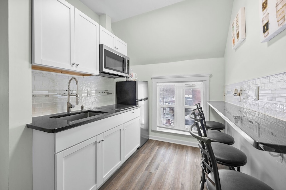 Detroit Escape: 2BR Apartment for 7 w/ Wifi