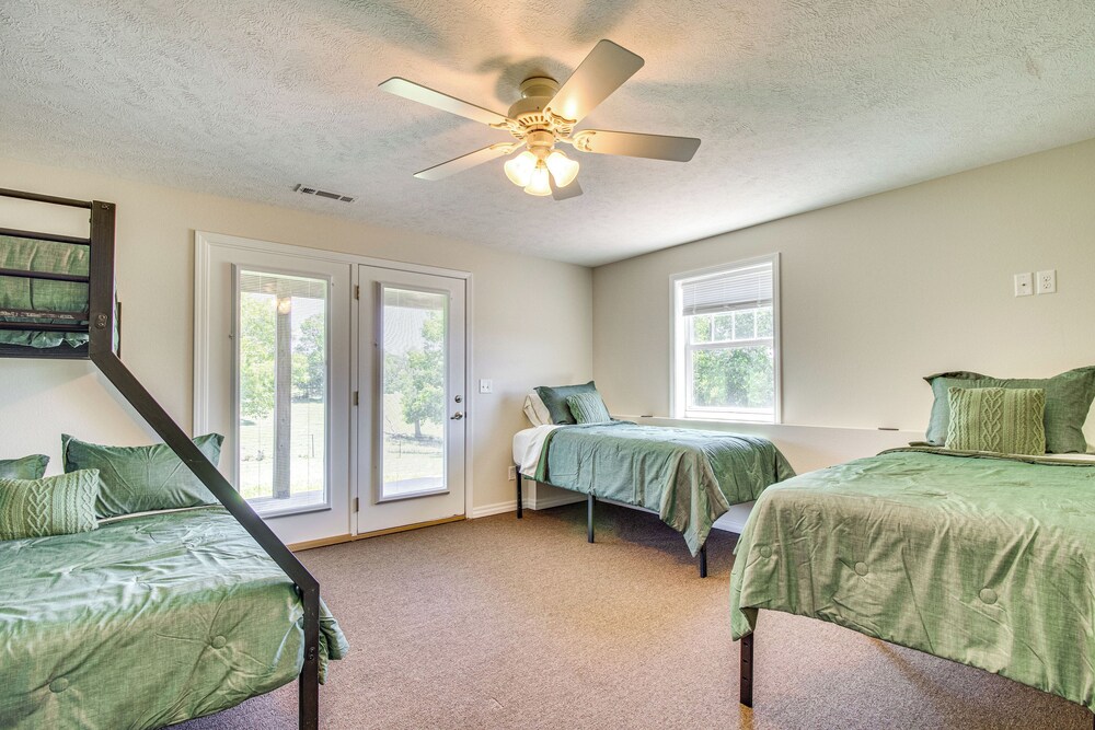 Near Bull Shoals Lake: Spacious Golfer's Getaway!