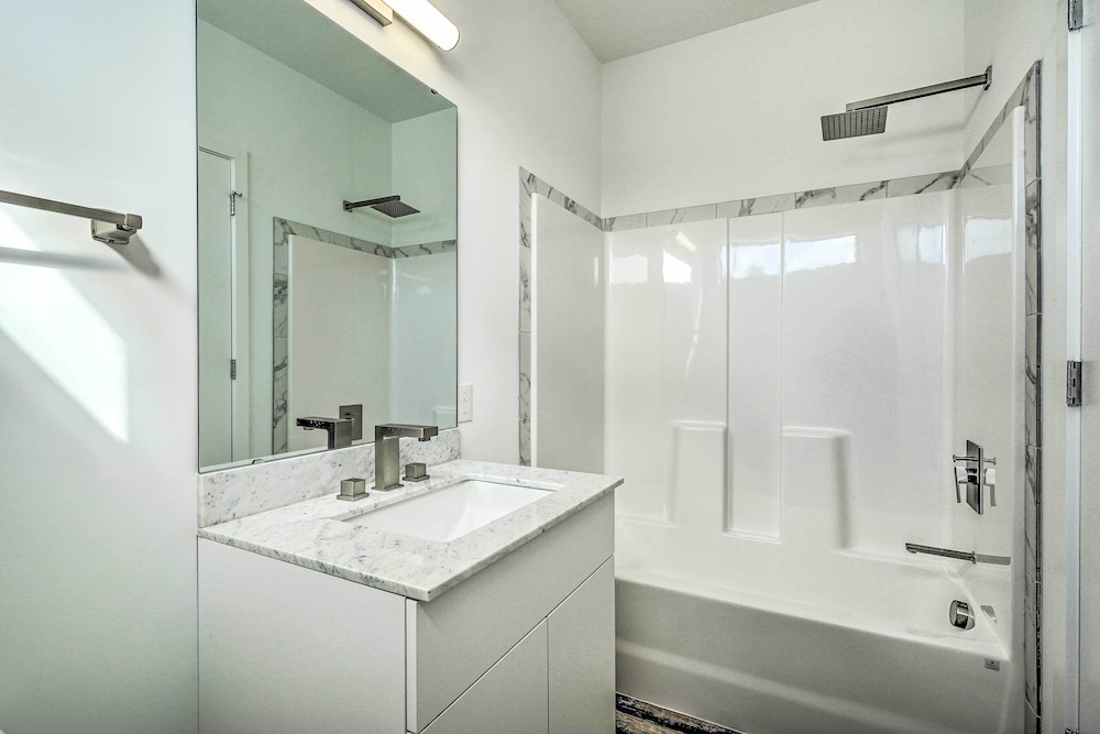 Spacious & Modern Townhome 6 Mi to Duke!