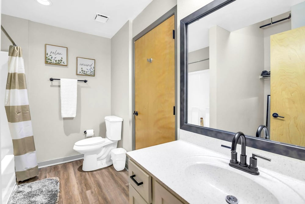 Cozy Stay Power Light Area Pool w Free Parking