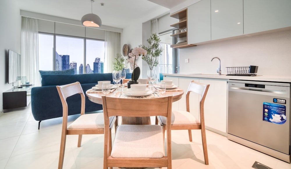 Classy Downtown 2BR w City View Balcony