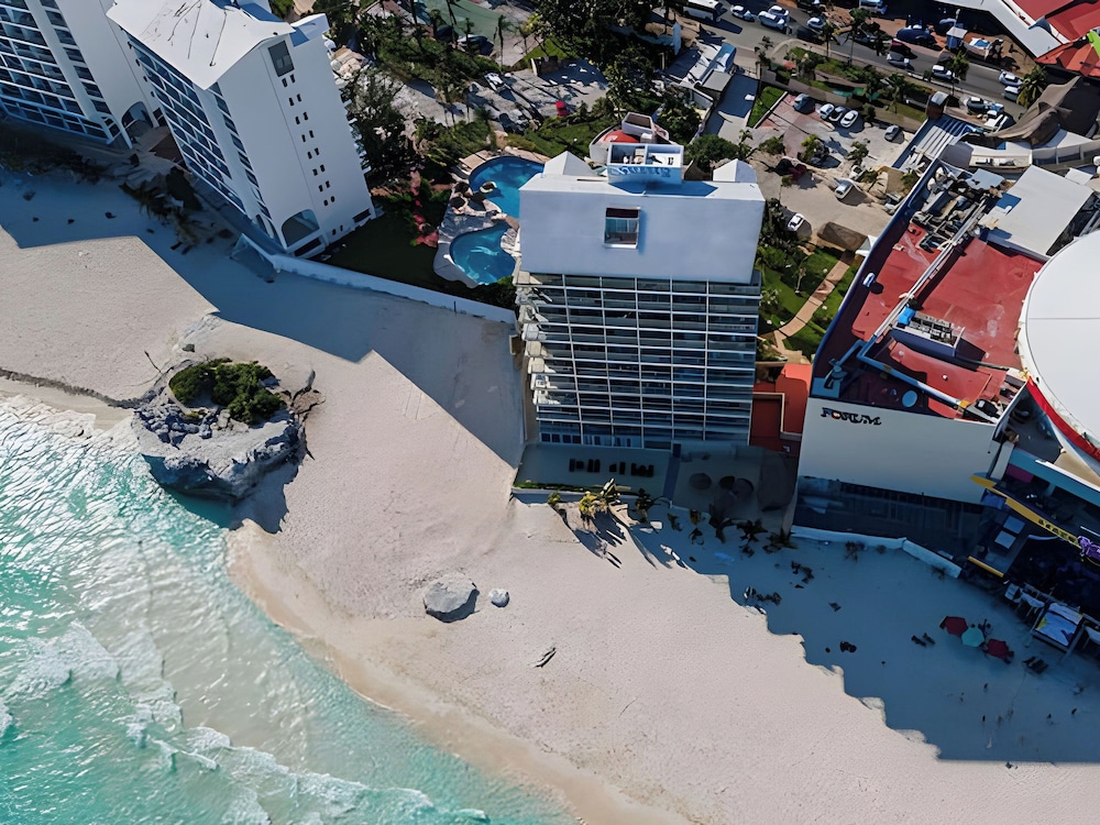 Paradise Beachfront & Nightlife Heart