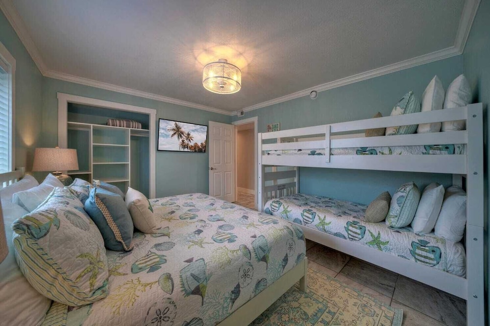 Gulf Views + Pools, Tennis, Pickleball & Beach Access Awesome Beachfront by Avantstay