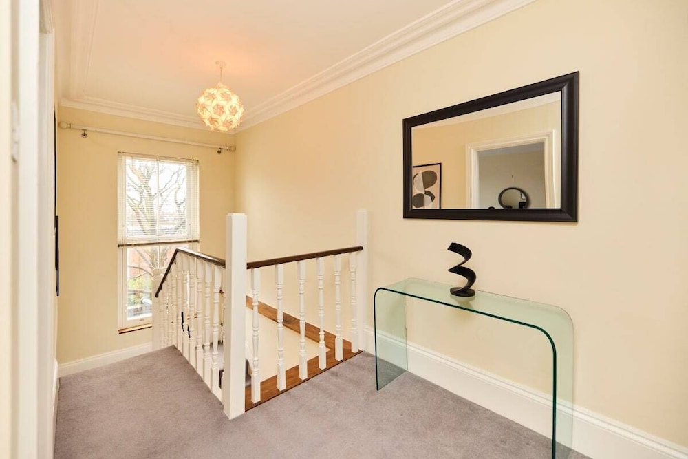 The Peckham Hideaway - Bright 3bdr Flat