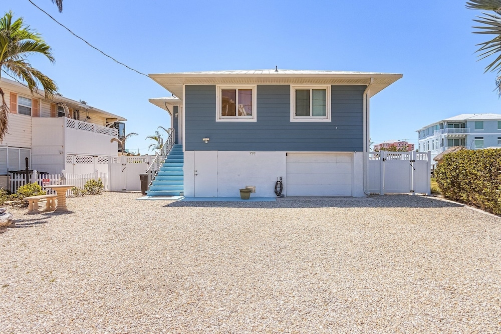 920 Bay Breeze Bungalow: Stunning Bay View Home W/ Heated Pool! 2 Bedroom Home