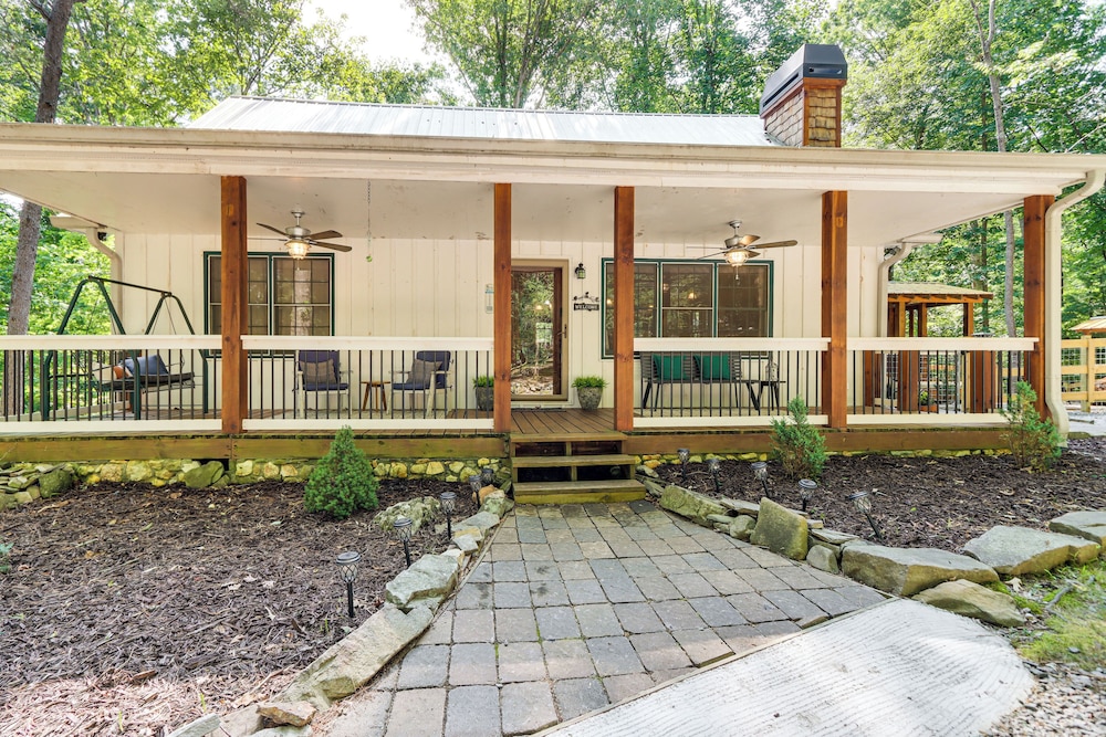 Cozy Ellijay Cabin: Hot Tub, Yard, & Resort Access
