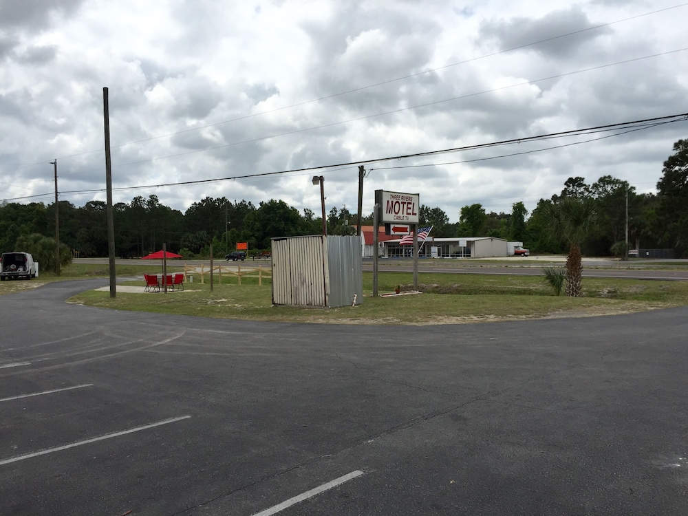 Three Rivers Motel