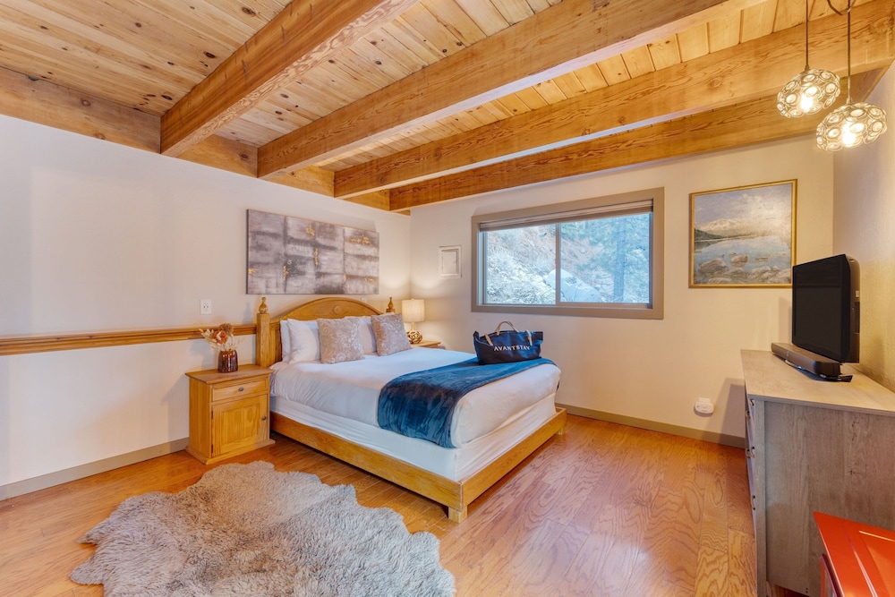 Sierra at Donner Lofted Cabin Minutes to Lake A-frame-inspired Design Deck