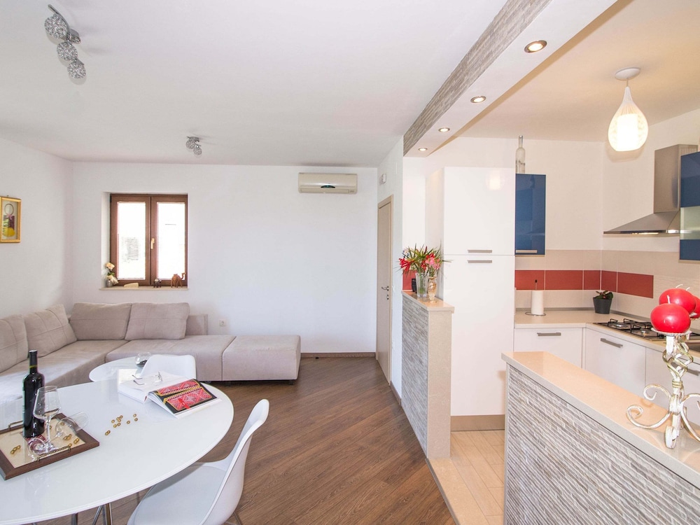 Spacious Apartment, Private Terrace in the Countryside, Wi-fi and Parking view 3