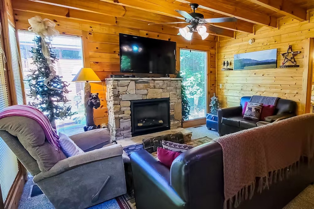 Cozy Cabin w Game Room hot tub Creek