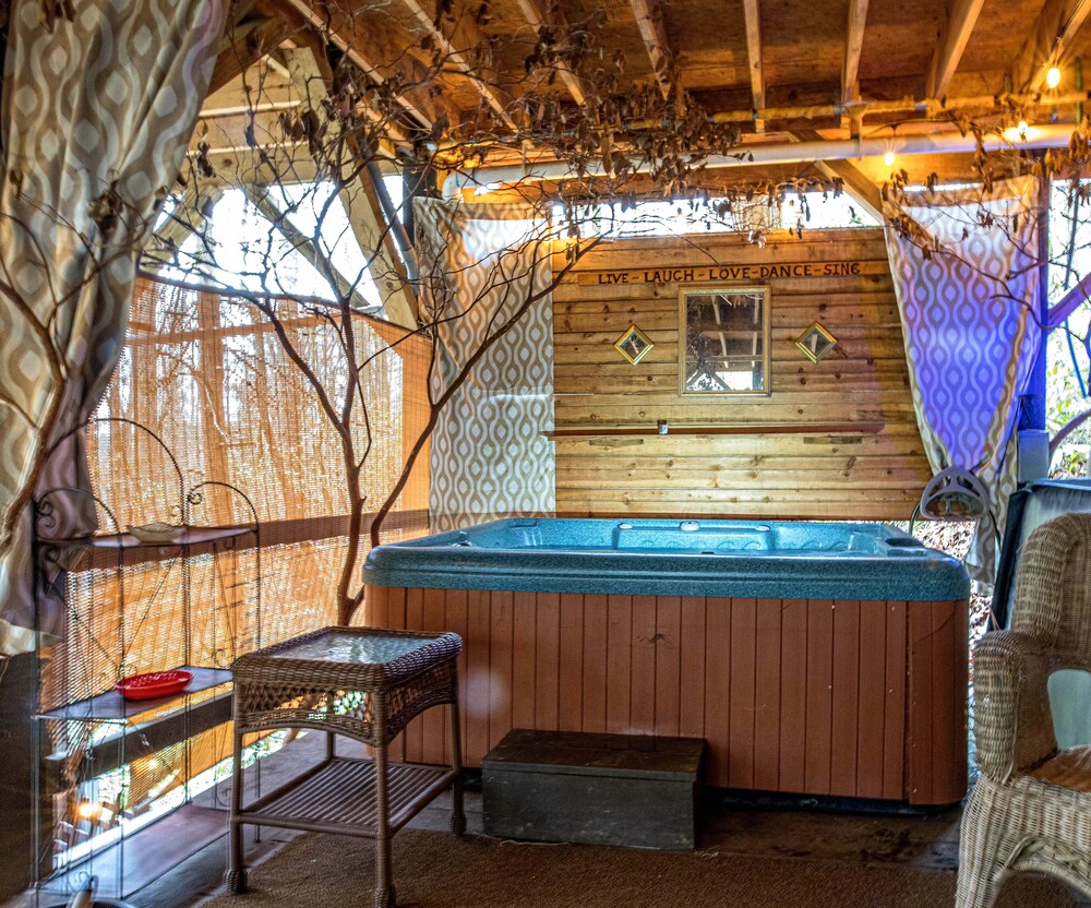 Bear Creek Lodge and Cabins in Helen Ga - Pet Friendly, River on Property, Walking Distance to downtown Helen