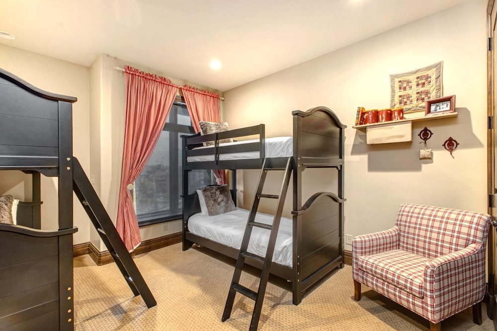 Vintage on the Strand 2 bedrooms Ski Out VIN-14 by KBM