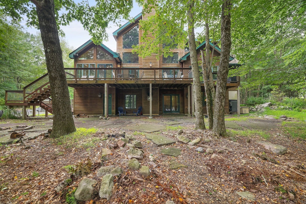 Elk Hollow by Avantstay Lakefront Chalet w Game Room Fire Pit