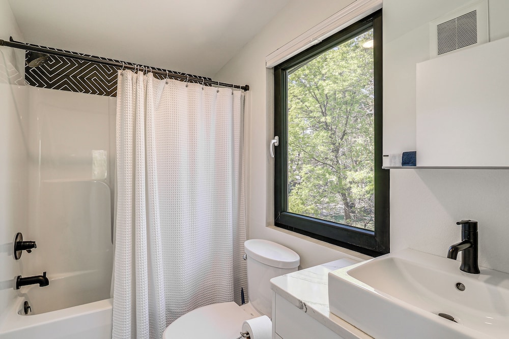 2 Blocks to Delano District: Modern Tiny Home!
