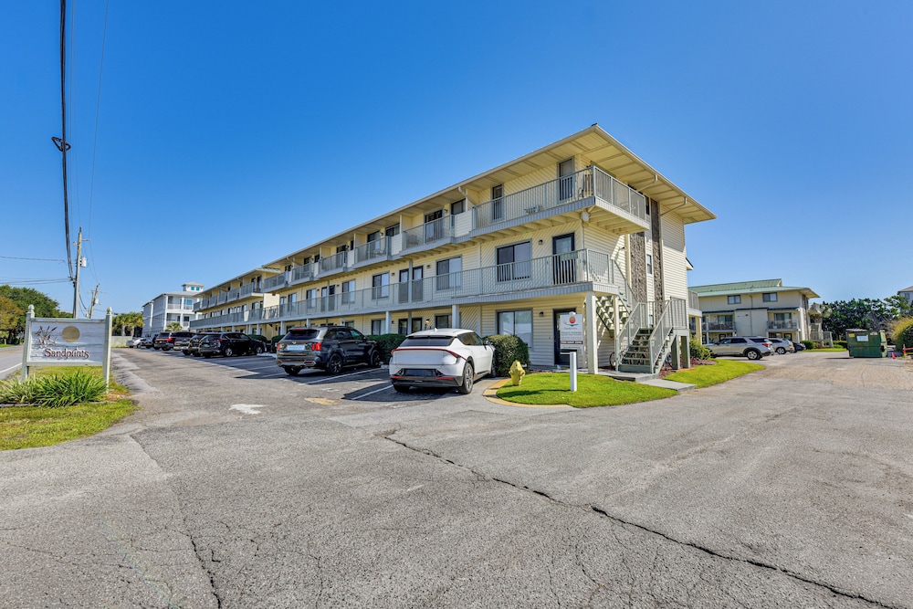 < Half-mi to Beach: Quaint Destin Condo