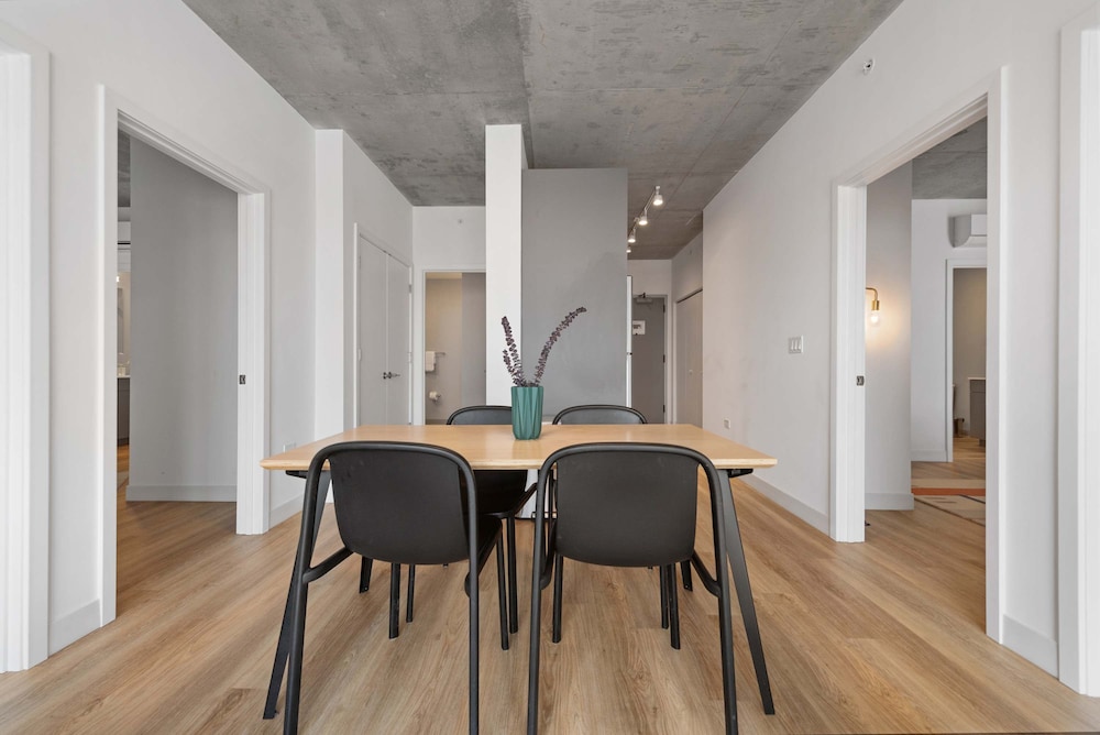 4BR Group Retreat Near Lincoln Park