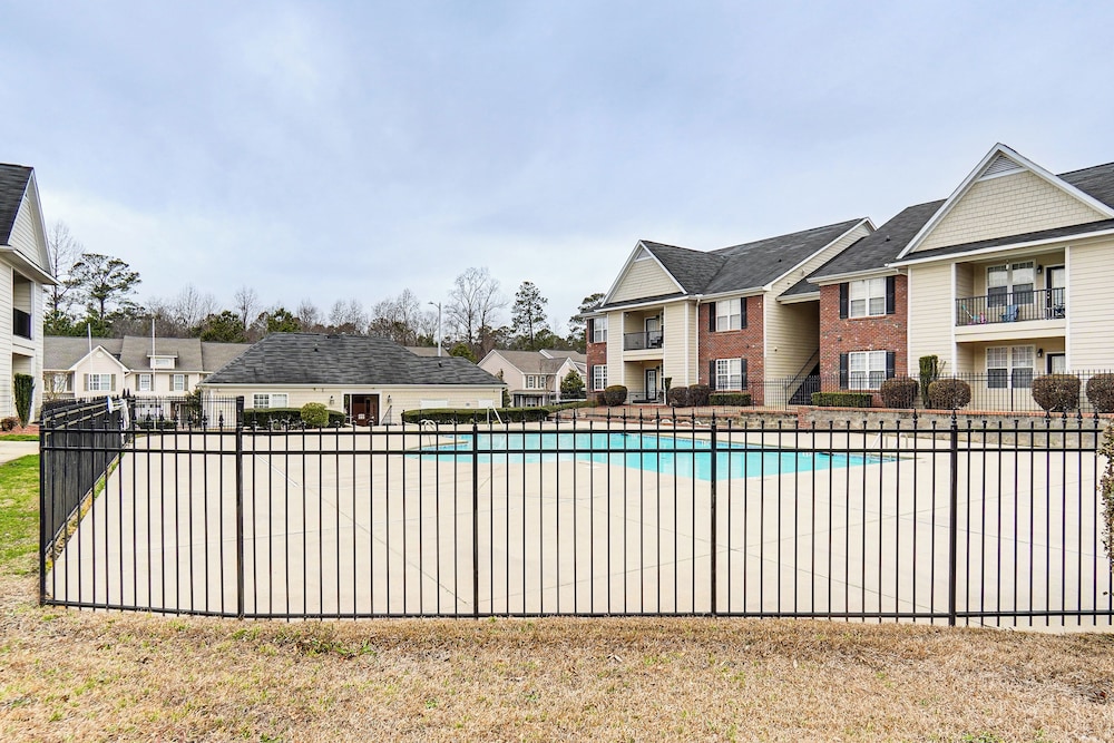 9 Mi to Dtwn Fayetteville: Condo w/ Pool Access!